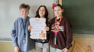 Troje uczniów prezentuje swoja prace projektową o Viete