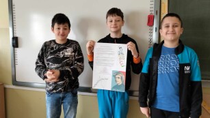 Trzej chłopcy prezentują projekt o Leonardo Fibonacci