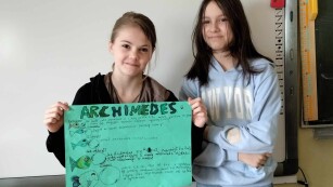 Projekt o Archimedesie - praca plastyczna uczennic klasy 5a