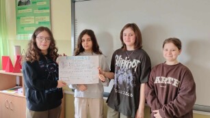 Dziewczynki z klasy 5a prezentują pracę o Euklidesie